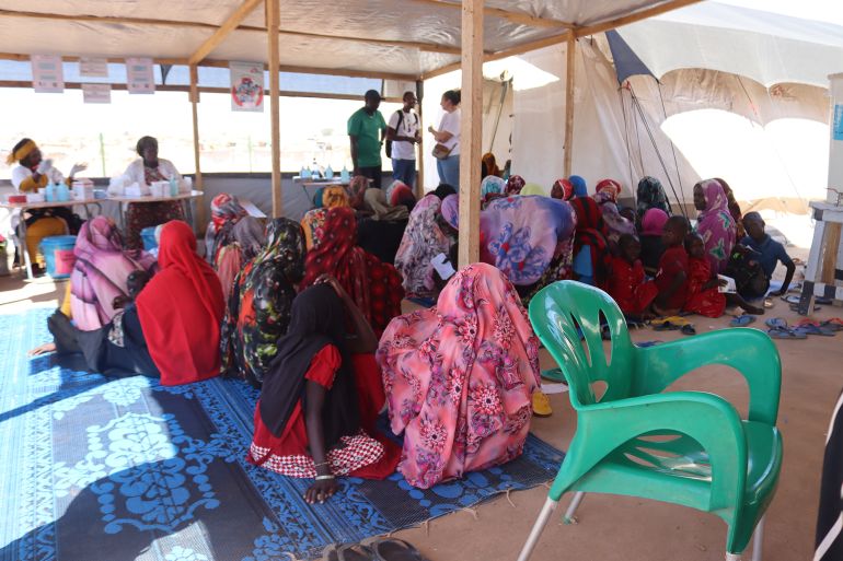 مرضى سودانيون في عيادة لمنظمة أطباء بلا حدود في أدري