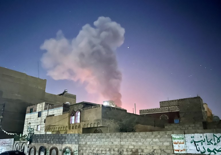 أعلنت جماعة الحوثي، مساء السبت، شن الولايات المتحدة وبريطانيا 