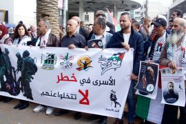 فعالية في نابلس تضامنا مع الأسرى الفلسطينيين في سجون الاحتلال الإسرائيلي (الجزيرة)