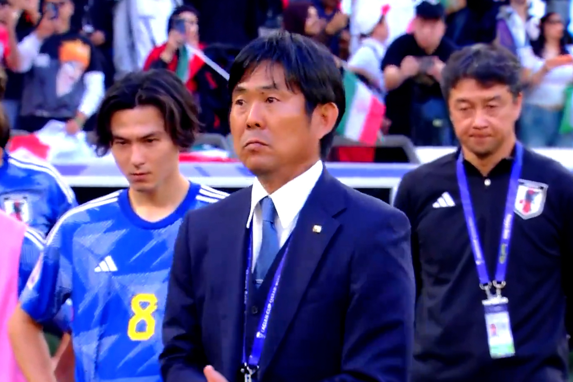 شاهد.. مدرب اليابان يجتمع باللاعبين في الملعب بعد الخسارة من إيران بكأس آسيا