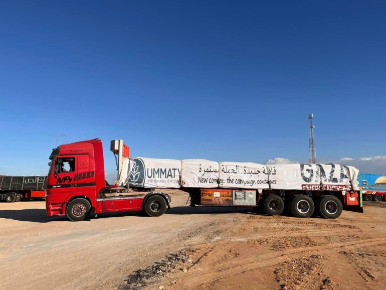 سائقي الشاحنات يشتكون عشوائية التفتيش من الجانب الإسرائيلي (الجزيرة)