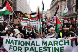 المسلمون يشاركون في مظاهرات مؤيدة لفلسطين في بريطانيا (غيتي)