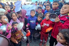 أطفال في جباليا بقطاع غزة يناشدون العالم إنقاذهم من الجوع (الأناضول)