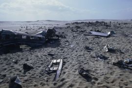 حطام الطائرة المدنية الليبية التي أسقطتها طائرتان مقاتلتان إسرائيليتان (غيتي)