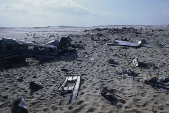 The wreckage of the Libyan Arab Airlines Flight 114 (LN 114) that was shot down by two Israeli F-4 Phantom II fighter jets having entered Israeli-controlled airspace after flying off course due to bad weather and equipment failure, scattering wreckage over the Sinai Peninsula, Egypt, 22nd February 1973. The incident on flight LN 114 from Tripoli to Cairo via Benghazi killed 108 of the 113 people on board. (Photo by Bettmann Archive/Getty Images)
