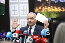 رئيس الوزراء الفلسطيني محمد اشتية يعلن استقالة حكومته في جلستها الأسبوعية الاثنين (الجزيرة)
