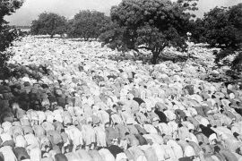 Thousands of Indians of the Mohammedan faith are bowing west toward Mecca during the 10 festival at a mosque on the outskirts of Delhi, India Dec. 23, 1942. A large part of Indias nearly 400 million population is made up of Muslims. These are some 90 million of them and they worship on holy days by tens of thousands. (AP Photo)