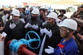 مسؤولون أفغان أثناء افتتاح حقل النفط في ولاية سربل شمالي أفغانستان (وزارة المناجم الأفغانية)