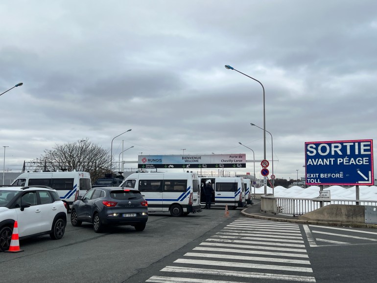 نقطة أمنية لتفتيش السيارات والشاحنات بالقرب من سوق رانجيس حيث أوقفت الشرطة قافلة من جرارات المزارعين على بعد 5 كيلومترات، في ضواحي باريس، الثلاثاء 30 يناير 2024