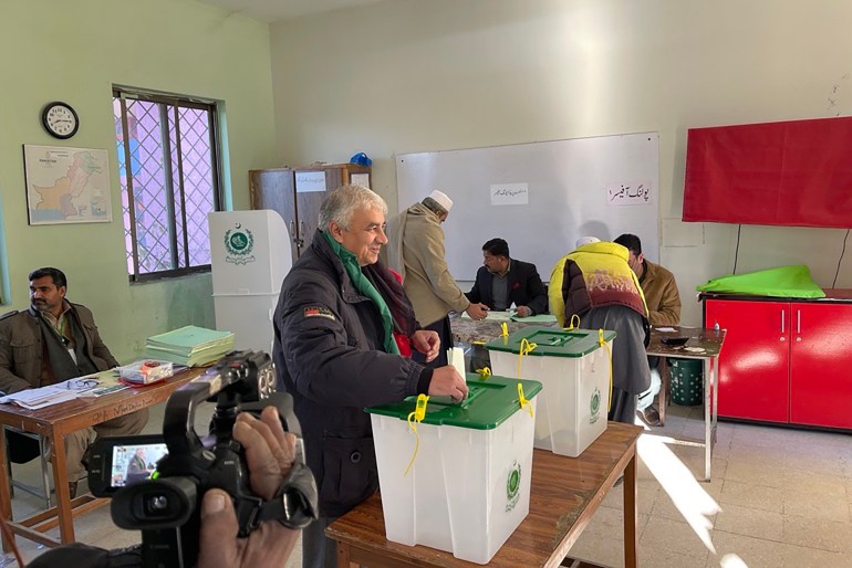 احد المقترعين خلال ادلائه بصوته في الانتخابات في احد مراكز الاقتراع في إسلام أباد
