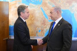 لقاء سابق بين وزير الخارجية الأميركي (يسار) ورئيس الوزراء الإسرائيلي (وكالة الأناضول)