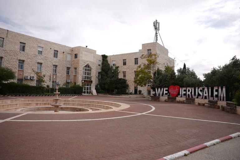4-صورة من داخل جامعة القدس في حرم أبو ديس ويظهر خلوها من الطلبة بسبب الحرب الحالية(الجزيرة نت)