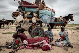 عائلة سودانية فرت من المذابح التي ترتكبها المليشيات في دارفور وتنتظر تسجيلها من مفوضية الأمم المتحدة قبل عبور الحدود إلى تشاد (رويترز)
