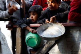 أطفال ينتظرون دورهم لتسلم الطعام في رفح بقطاع غزة (رويترز)
