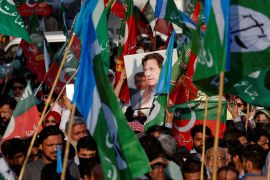 صورة لرئيس الوزراء السابق عمران خان تظهر وسط أعلام باكستان (رويترز)