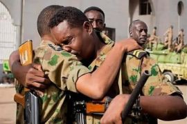 -صورة جنديين من الجيش يذرفان الدموع فرحا بانتصار الجيش في أم درمان. المصدر: الإعلام العسكري