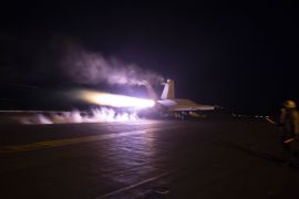 طائرة أميركية تستعد لقصف هدف للحوثيين في اليمن (الفرنسية)