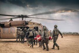 الجيش الإسرائيلي يجلي أحد جنوده المصابين في معارك قطاع غزة (الفرنسية)