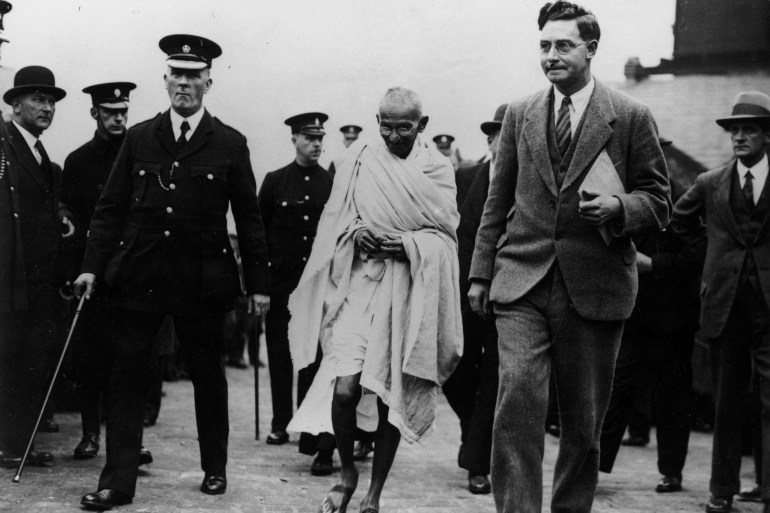 27th September 1931: Indian thinker, statesman and nationalist leader Mahatma Gandhi (Mohandas Karamchand Gandhi) (1869 - 1948) arriving at Greenfield Mills, Darwin, Lancashire during his tour of Britain. (Photo by Keystone/Getty Images)