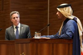 رئيس الوزراء القطري ووزير الخارجية الأميركي في مؤتمر صحفي مشترك بالدوحة في وقت سابق (رويترز)