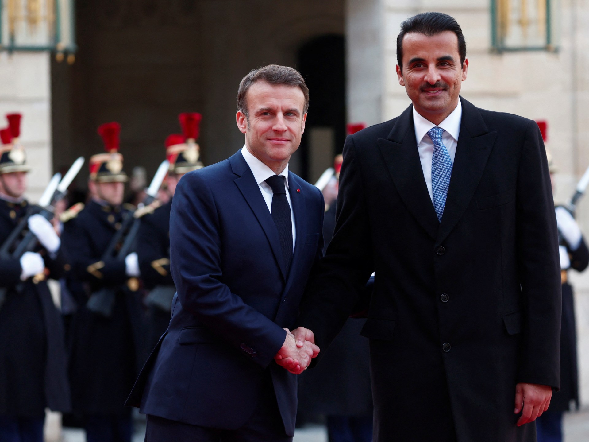 أمير قطر والرئيس الفرنسي يبحثان وقف إطلاق النار وإدخال المساعدات لغزة