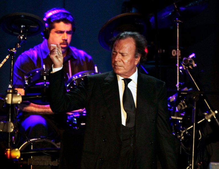 Spanish singer Julio Iglesias performs during a concert at the CONMEBOL convention center in Luque, near Asuncion, on April 29, 2012.  Reuters/Jorge Adorno (Paraguay - Tags: entertainment)