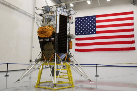 مركبة الهبوط القمرية &quot;أوديسيوس&quot; في مقر الشركة المصنعة إنتيوتيف ماشينز في مدينة هيوستن الأميركية (رويترز)