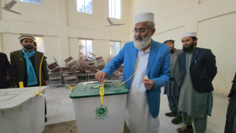 أمير الجماعة الإسلامية الباكستانية سراج الحق خلال إدلائه بصوته في مقاطعة دير في إقليم خيبر