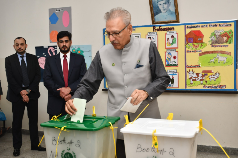 الرئيس الباكستاني عارف علوي خلال مشاركته في العملية الانتخابية في أحد مراكز الاقتراع في كراتشي