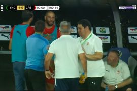 المدرب البرازيلي توجه إلى قديورة حاملا زجاجة مياه قبل أن يتدخل الجهاز الفني لفض الاشتباك (بي إن سبورتس)