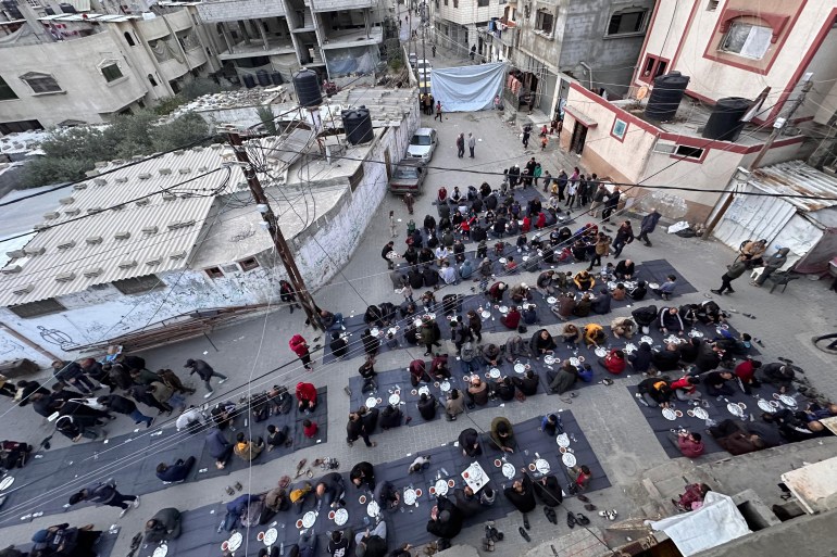 المئات من الرجال والأطفال يجتمعون على مائدة رمضانية في مخيم للاجئين برفح جنوب قطاع غزة-رائد موسى-رفح-الجزيرة نت