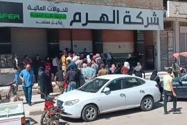 عشرات السوريين ينتظرون الحصول على حوالات أبنائهم المغتربين لتوفير حاجيات رمضان (الجزيرة)
