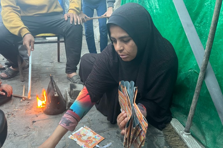 - تفتقد رنا مسعود شأنها كبقية نساء غزة الخصوصية في خيمتها وتضطر للبقاء في ثوب الصلاة طوال اليوم