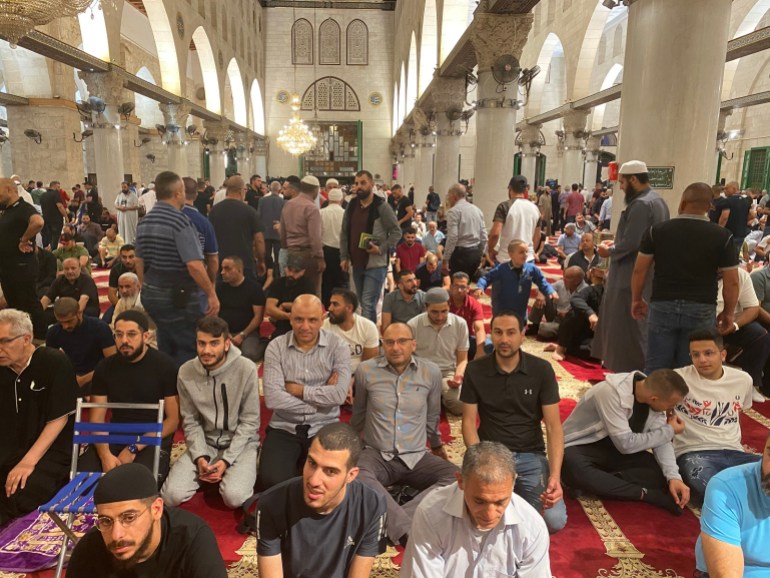 رغم التضييقات حشود من فلسطينيي 48 تعتكف بالمصلى القبلي