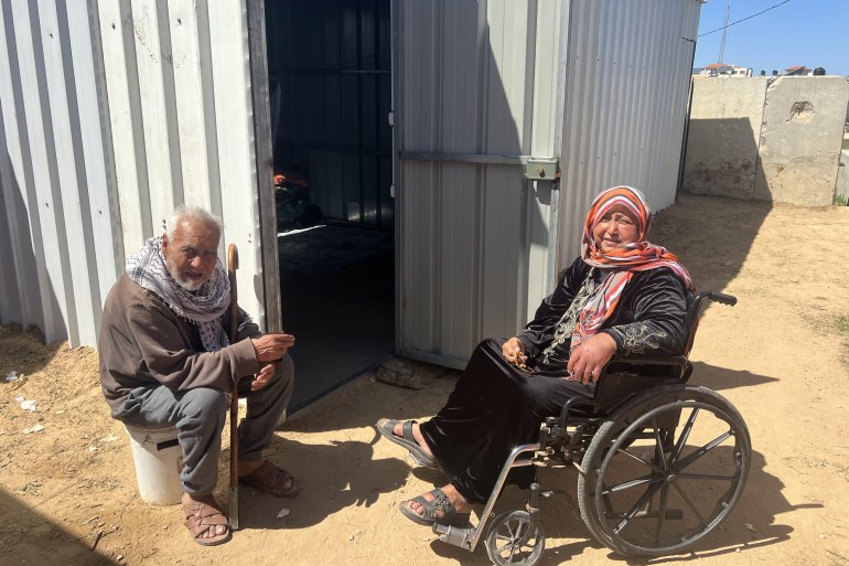 عائشة مطر تقيم مع زوجها في مخيم المناصرة وتقول إنها تشعر بالرضا تجاه الخدمات التي يقدمها