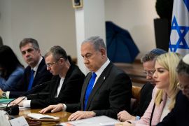 نتنياهو يواجه انقسامات داخل حكومته وانتقادات من الرأي العام الإسرائيلي (رويترز)