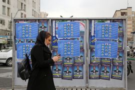 لافتة في طهران علقت عليها أسماء بعض المرشحين لانتخابات مجلس الشورى الإيراني (الأناضول)