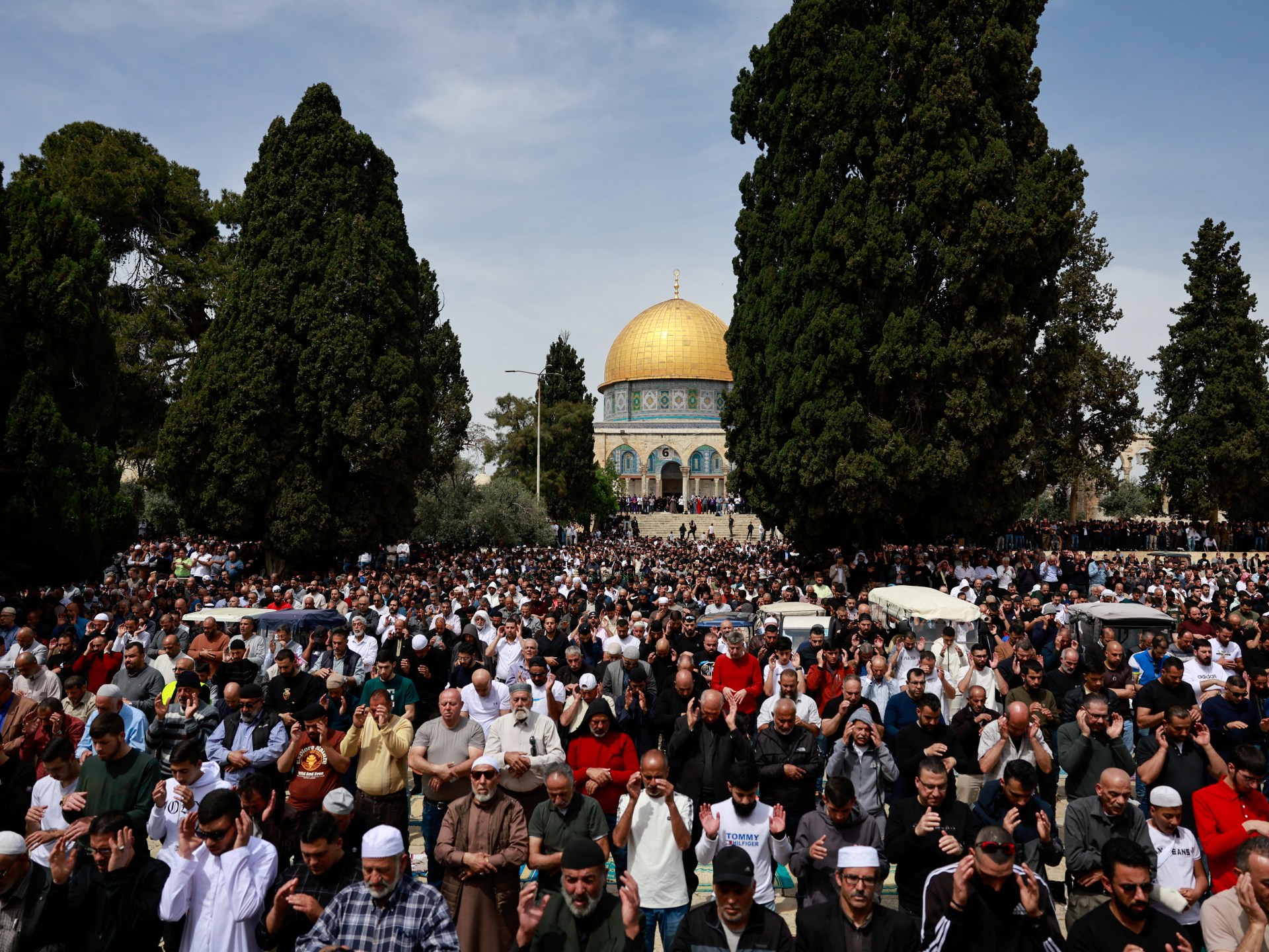 125 ألف فلسطيني يصلون الجمعة الثالثة من رمضان بالأقصى