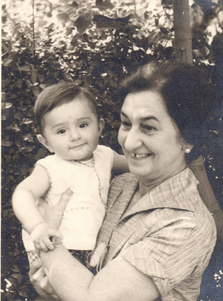 دوريس أحمد تحمل حفيد إقبال، منيب، أيام طفولته