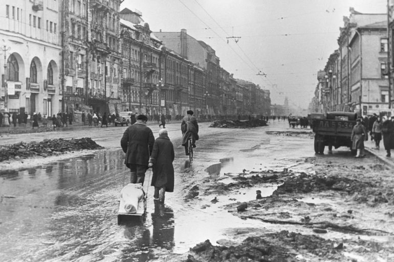  لينينغراد.. حصار دام عامين وجوع قتل 1.5 مليون إنسان 90-1711184673