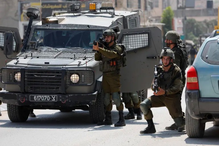 جنود الاحتلال خلال عملية اقتحام في الخليل (رويترز)