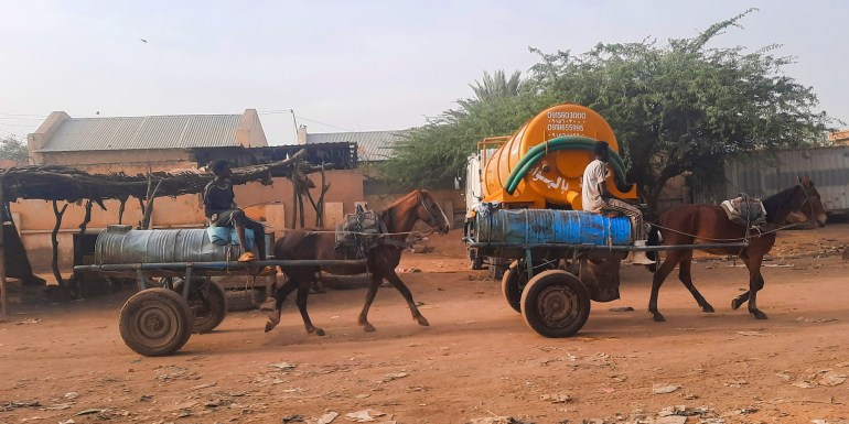 الحمير والتناكر وسيلة نجاة من جحيم العطش في دارفور