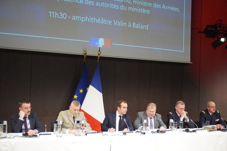 المؤتمر الصحفي الذي ناقش فيه وزير القوات المسلحة الفرنسي دعم بلاده لأوكرانيا وتسريع التسلح.