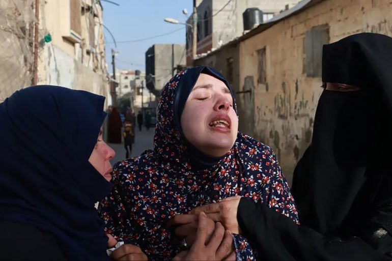 تنتحب رانيا أبو عنزة وهي تحمل طفليها الرضيعين المكفنين متسائلة "من سيقول لي ماما؟" بعدما قتلا في غارة جوية الأحد إلى جانب 14 من أقاربها