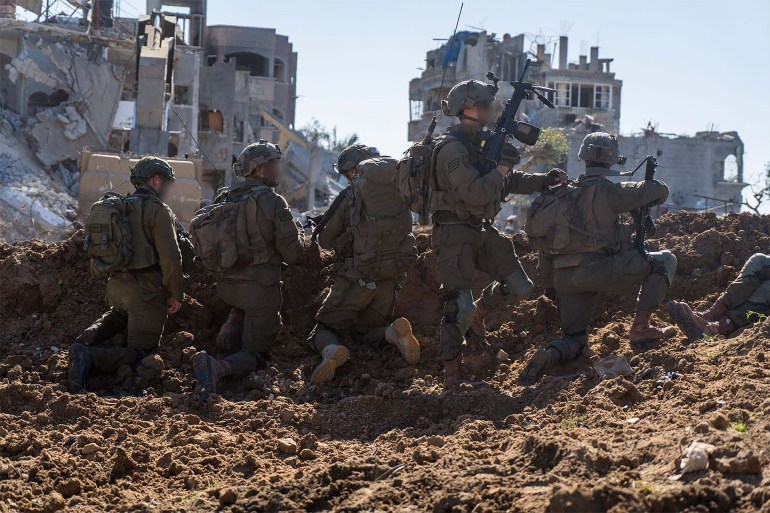 الفرقة 98 بالجيش الإسرائيلي التي يقودها المقدم دان غولدفوس، التي وكلت لها مهام القتال وتفجير مداخل الأنفاق في خان يونس. المصدر: تصوير مكتب الصحافة الإسرائيلي الحكومي الذي عممها على وسائل الإعلام للاستعمال الحر.