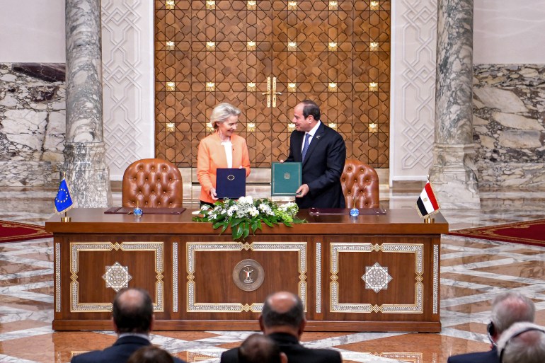 This handout picture released by the Egyptian Presidency on March 17, 2024 shows European Commission President Ursula von der Leyen (L) and Egypt's President Abdel Fattah al-Sisi presenting signed declarations after their summit with the leaders of Austria, Belgium, Cyprus, Greece, and Italy, in Cairo on March 17, 2024. - The EU chief and five European leaders visited cash-strapped Egypt on March 17 to announce a 7.4-billion-euro financial package focussed on boosting energy trade and stemming irregular migrant flows to the 27-member bloc. (Photo by Egyptian Presidency / AFP) / === RESTRICTED TO EDITORIAL USE - MANDATORY CREDIT 