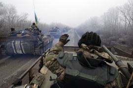 قافلة من القوات الأوكرانية تتوجه إلى ديبالتسيف التابعة لمنطقة دونيتسك يوم 14 فبراير/شباط الماضي (الفرنسية)