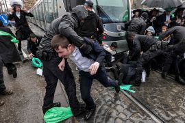 الشرطة الإسرائيلية اعتقلت عددا من المتظاهرين الحريديم (الفرنسية)