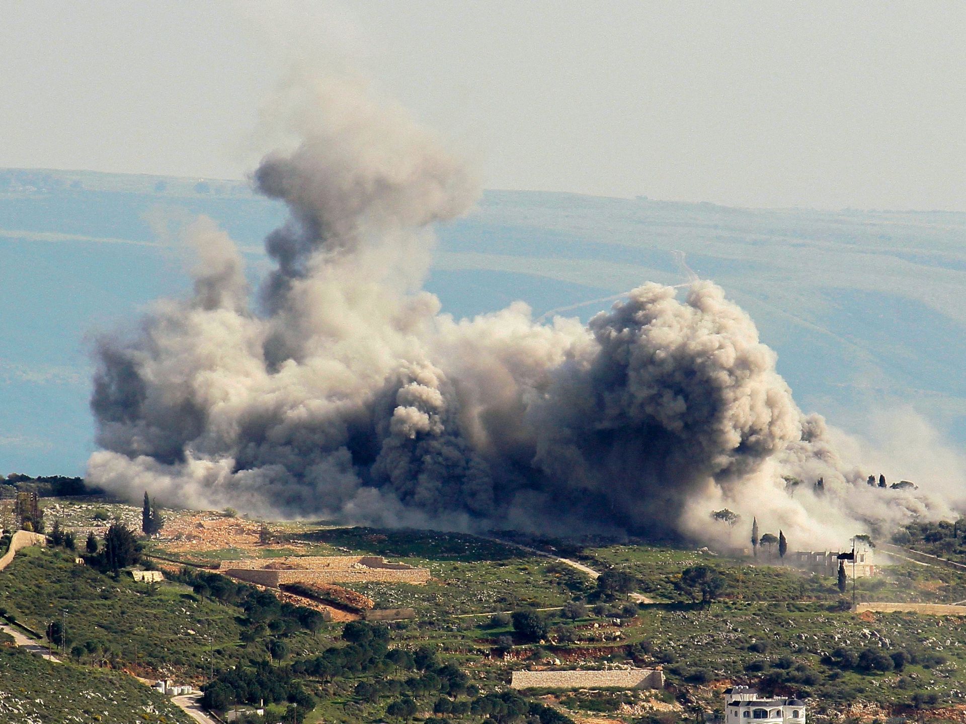 حزب الله يهاجم 6 مواقع إسرائيلية ونجاة قيادي بالجماعة الإسلامية