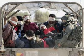 جنود الاحتلال ينقلون محتجزين فلسطينيين من غزة في نوفمبر/تشرين الثاني الماضي (الفرنسية)